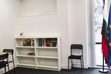 В Консулството е организирана възможност за разполагане на книги на български език – за малки, и за големи!